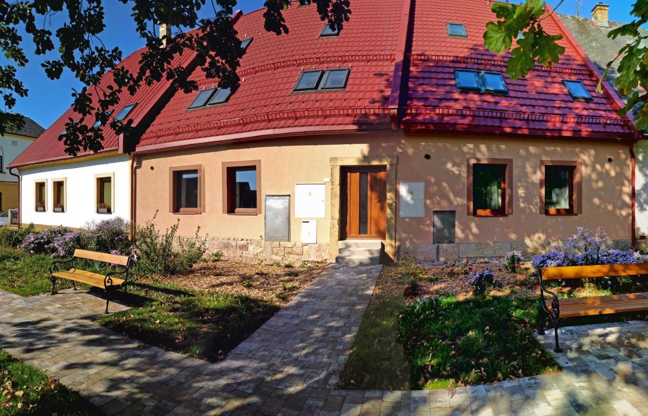 Apartmany Monastery Suites Zirec Dvůr Králové nad Labem Exterior foto